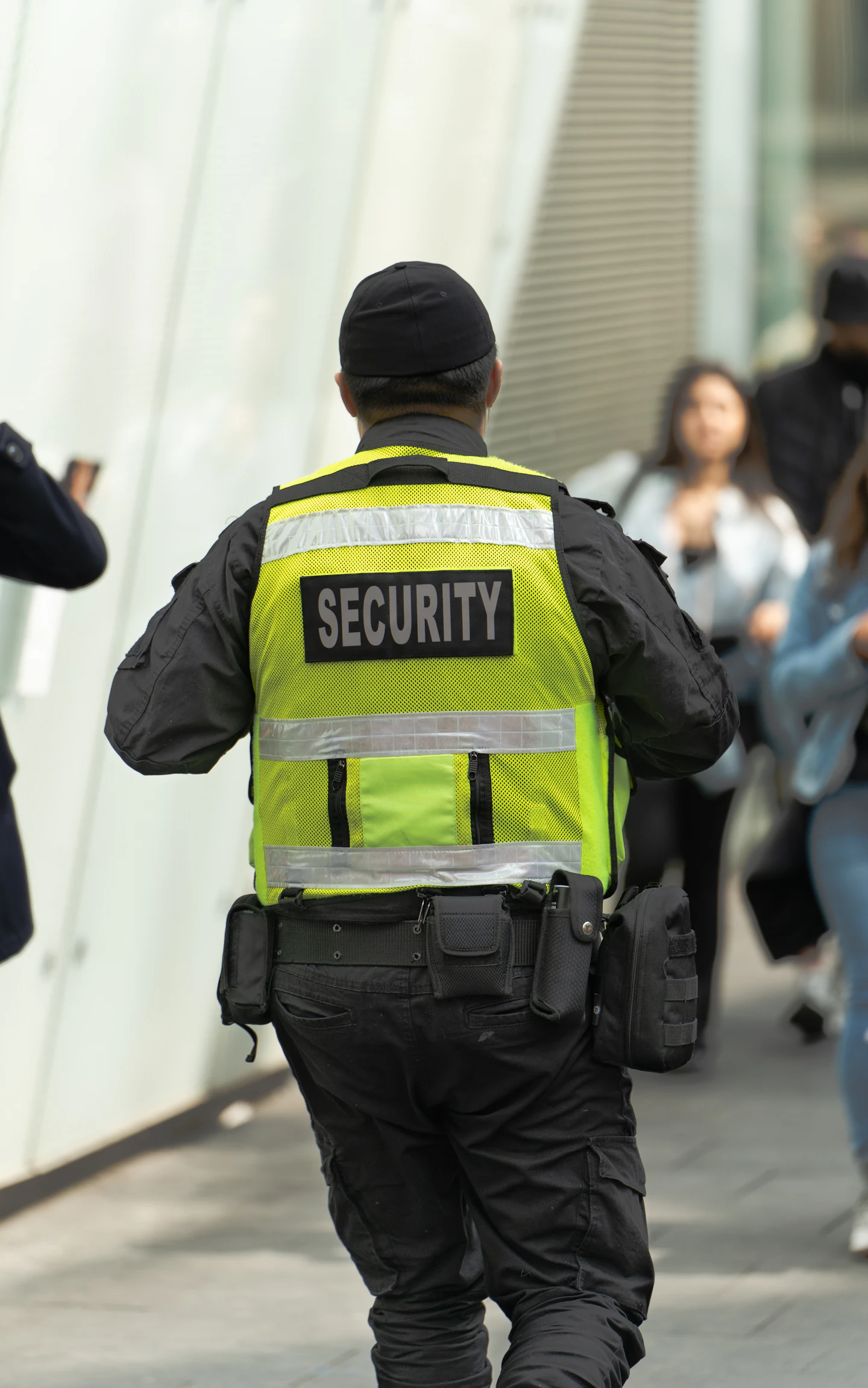 Sicherheitsmitarbeiter in Warnweste auf einem Rundgang